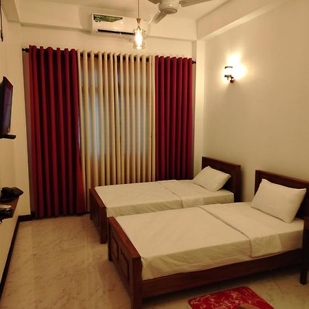 Diora Hotel Ratnapura Buitenkant foto