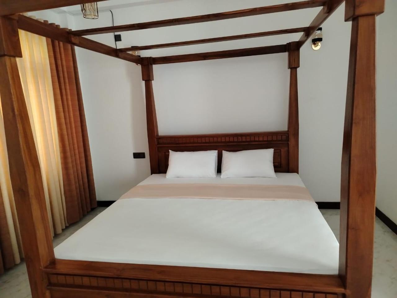 Diora Hotel Ratnapura Buitenkant foto