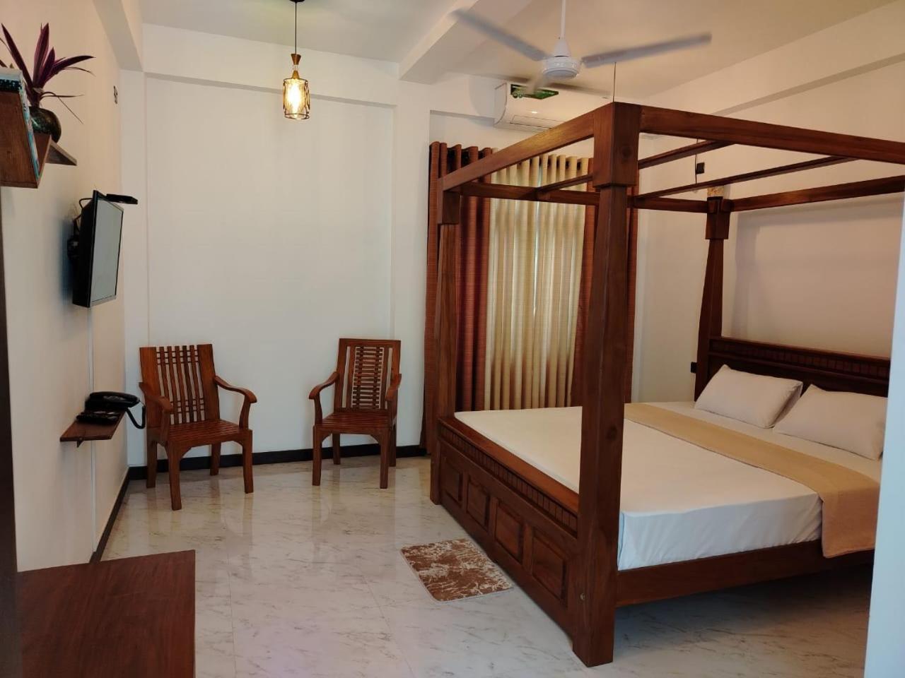 Diora Hotel Ratnapura Buitenkant foto