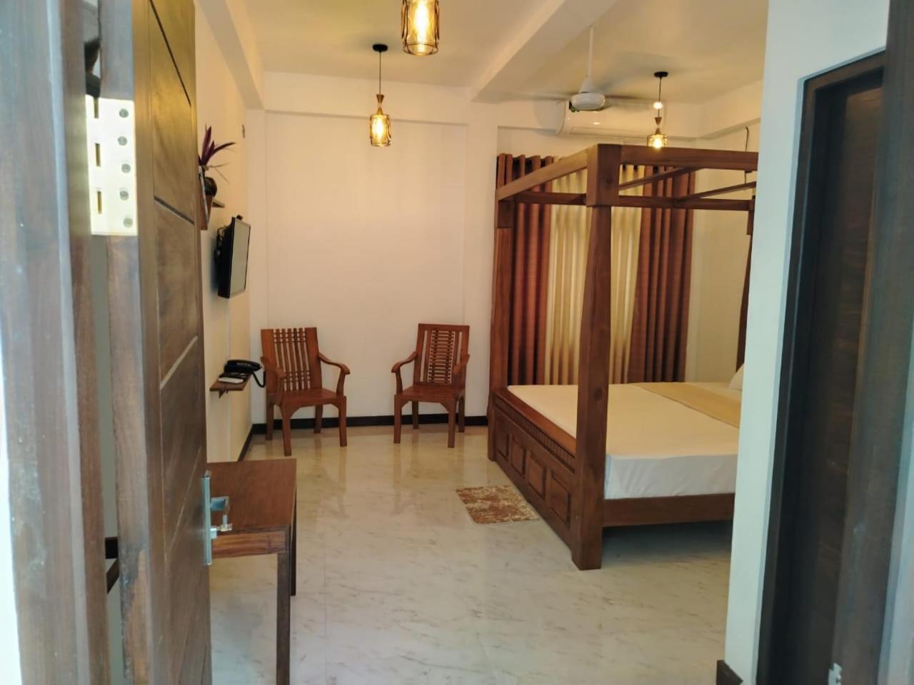 Diora Hotel Ratnapura Buitenkant foto