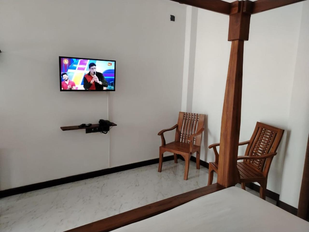 Diora Hotel Ratnapura Buitenkant foto