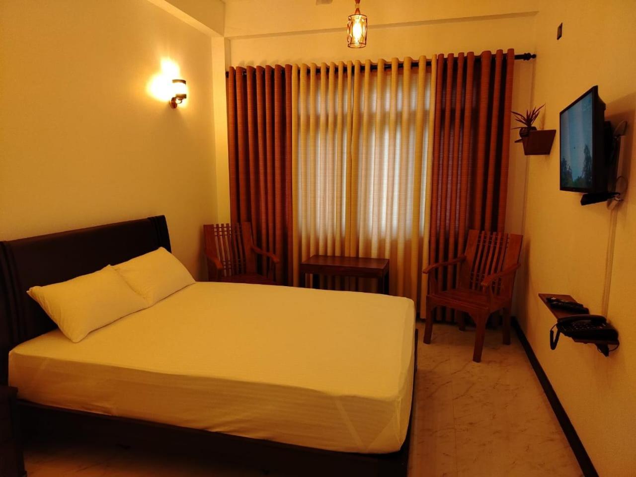 Diora Hotel Ratnapura Buitenkant foto