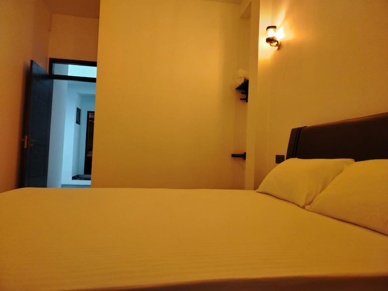 Diora Hotel Ratnapura Buitenkant foto