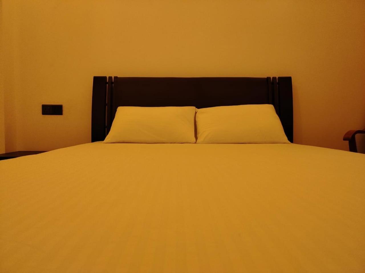 Diora Hotel Ratnapura Buitenkant foto