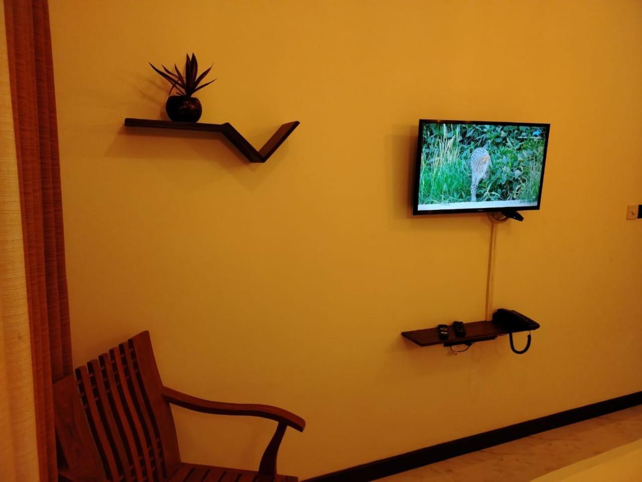 Diora Hotel Ratnapura Buitenkant foto