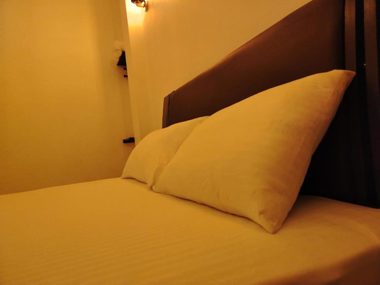 Diora Hotel Ratnapura Buitenkant foto