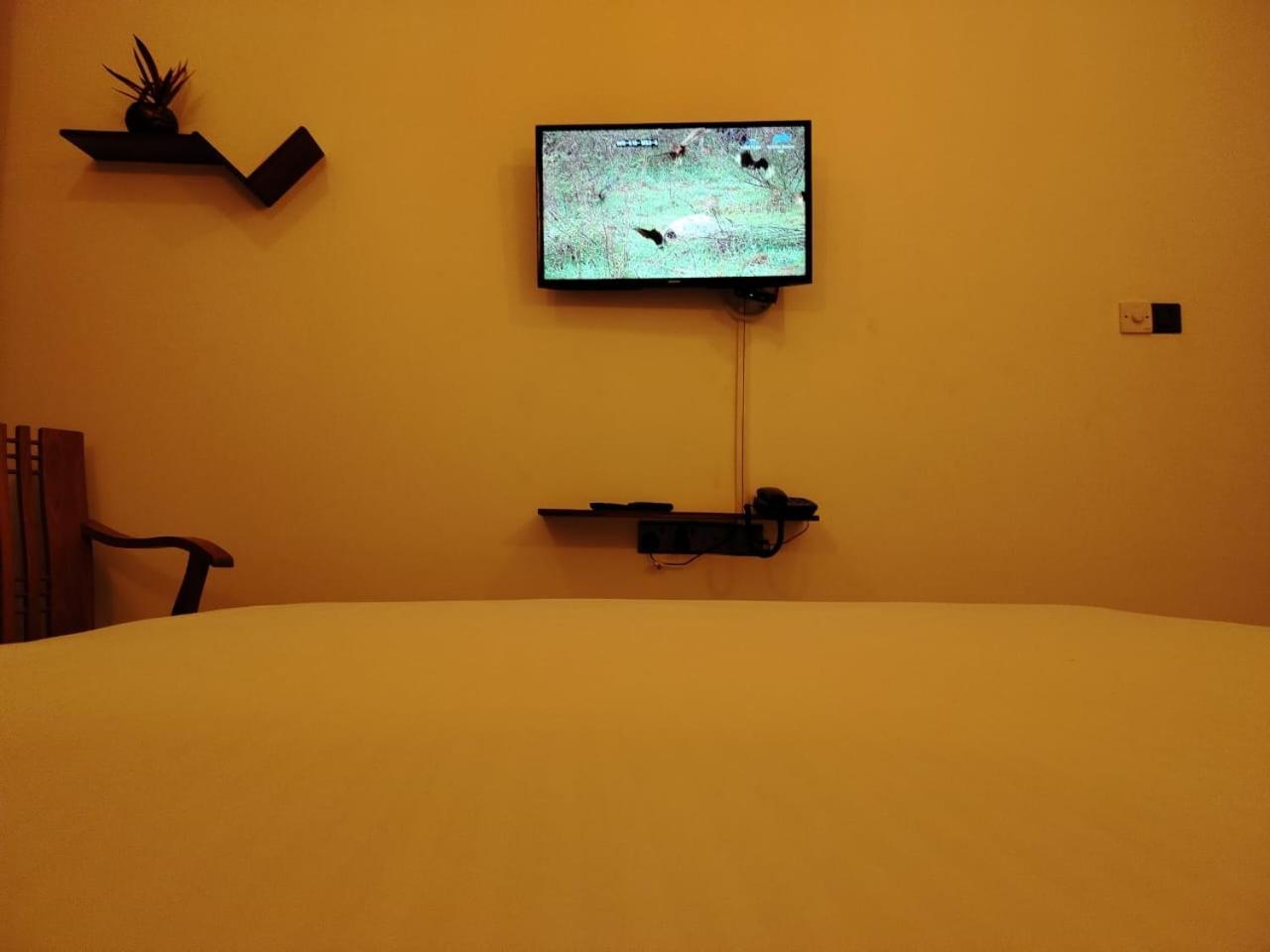 Diora Hotel Ratnapura Buitenkant foto