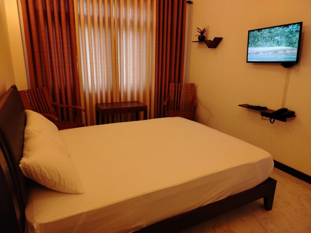 Diora Hotel Ratnapura Buitenkant foto