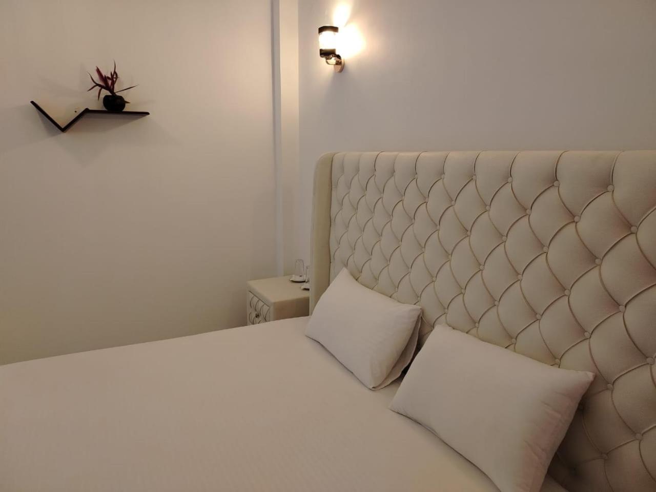 Diora Hotel Ratnapura Buitenkant foto