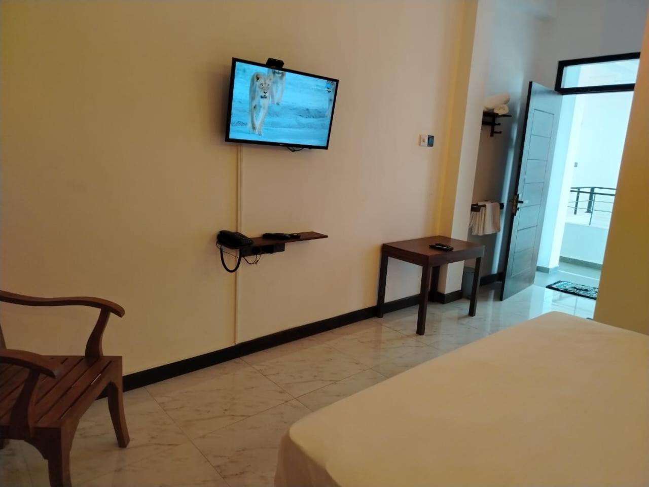 Diora Hotel Ratnapura Buitenkant foto