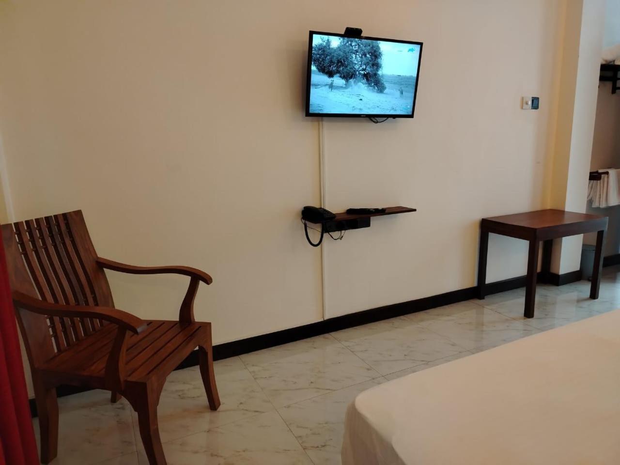 Diora Hotel Ratnapura Buitenkant foto