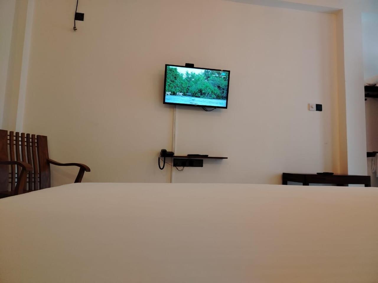 Diora Hotel Ratnapura Buitenkant foto