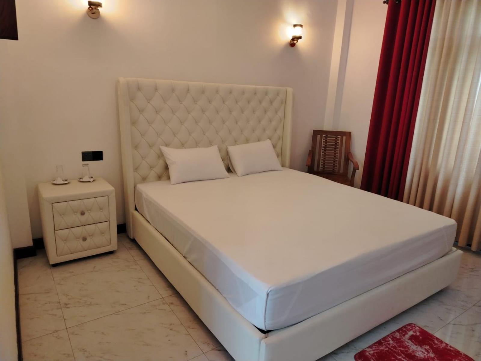 Diora Hotel Ratnapura Buitenkant foto