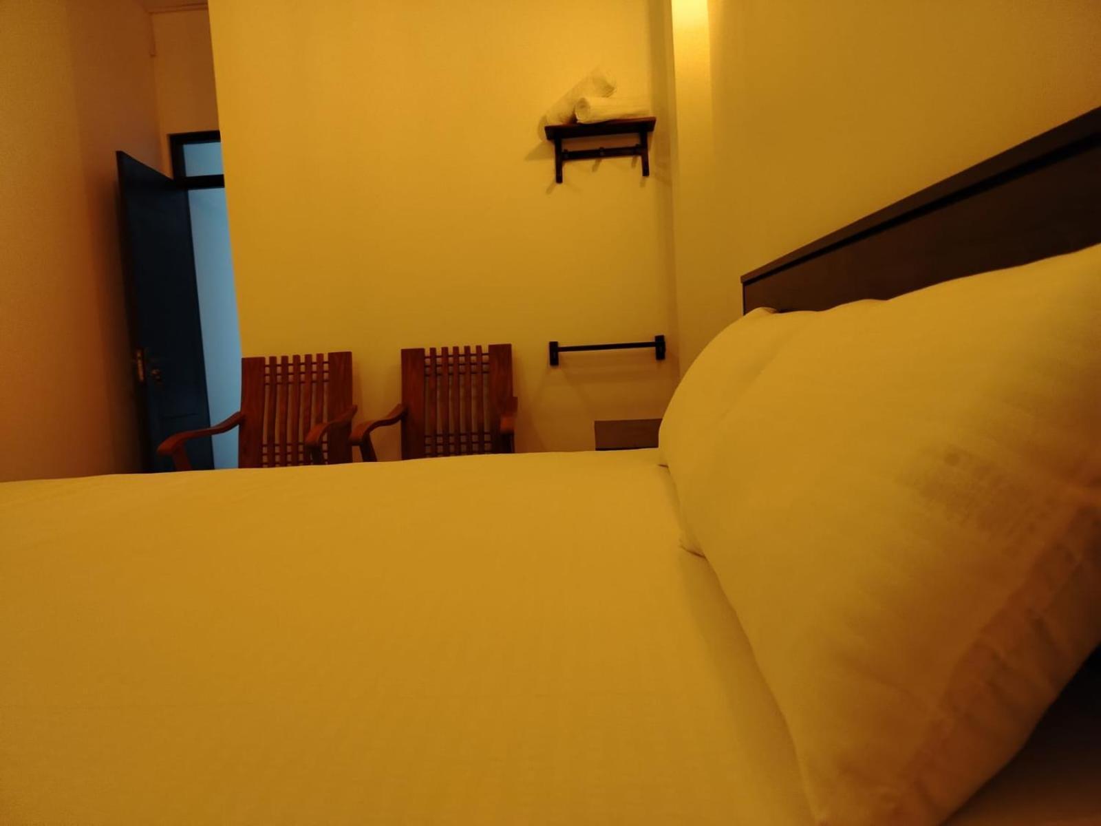 Diora Hotel Ratnapura Buitenkant foto