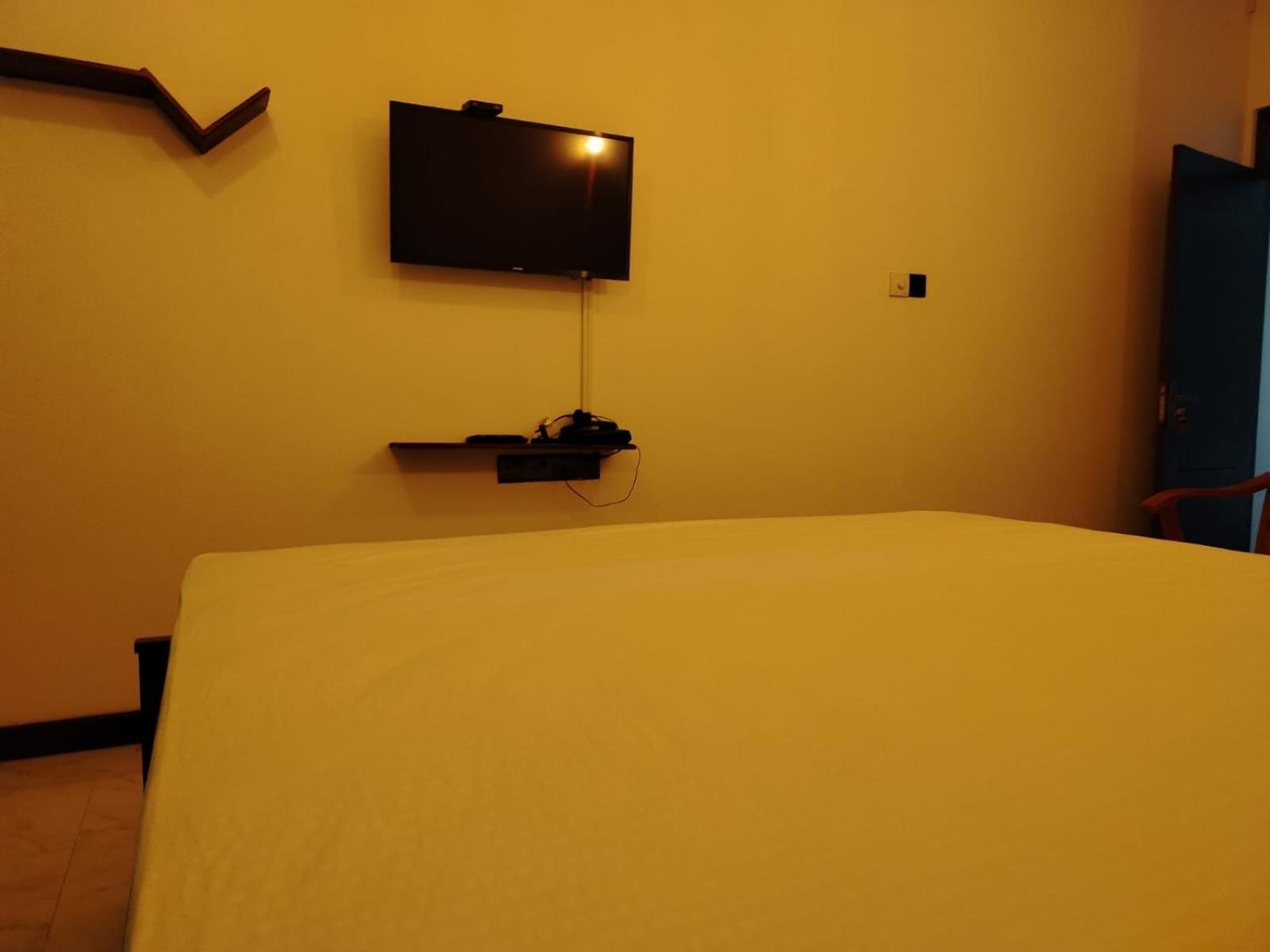 Diora Hotel Ratnapura Buitenkant foto