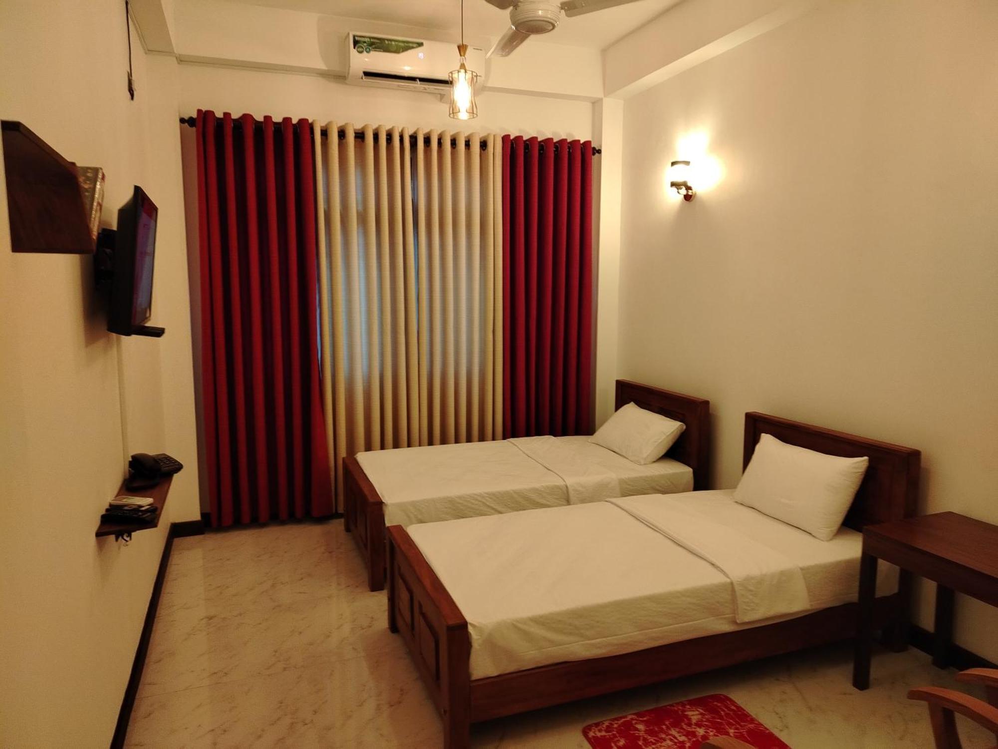 Diora Hotel Ratnapura Buitenkant foto