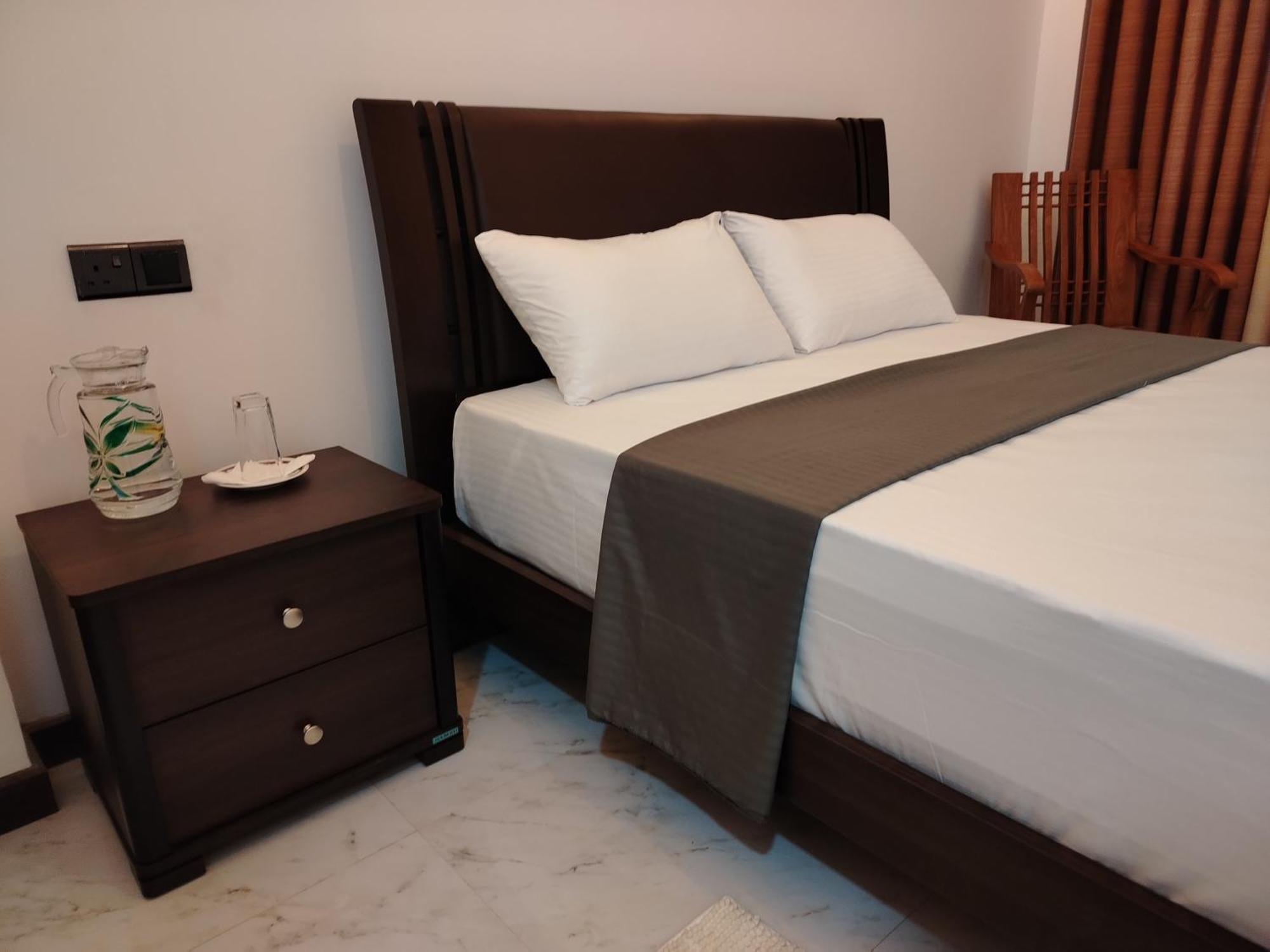 Diora Hotel Ratnapura Buitenkant foto