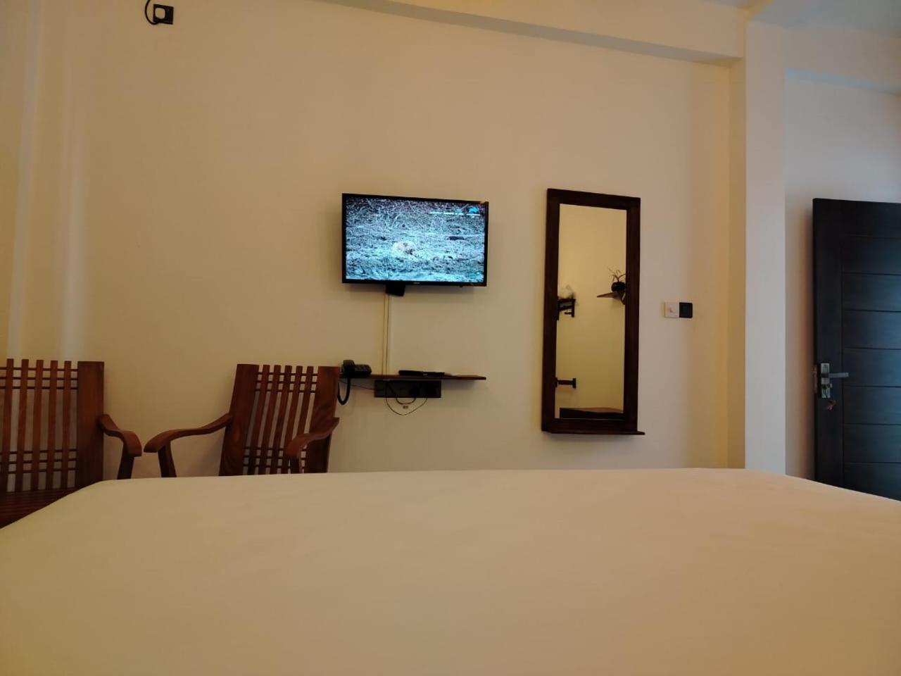 Diora Hotel Ratnapura Buitenkant foto