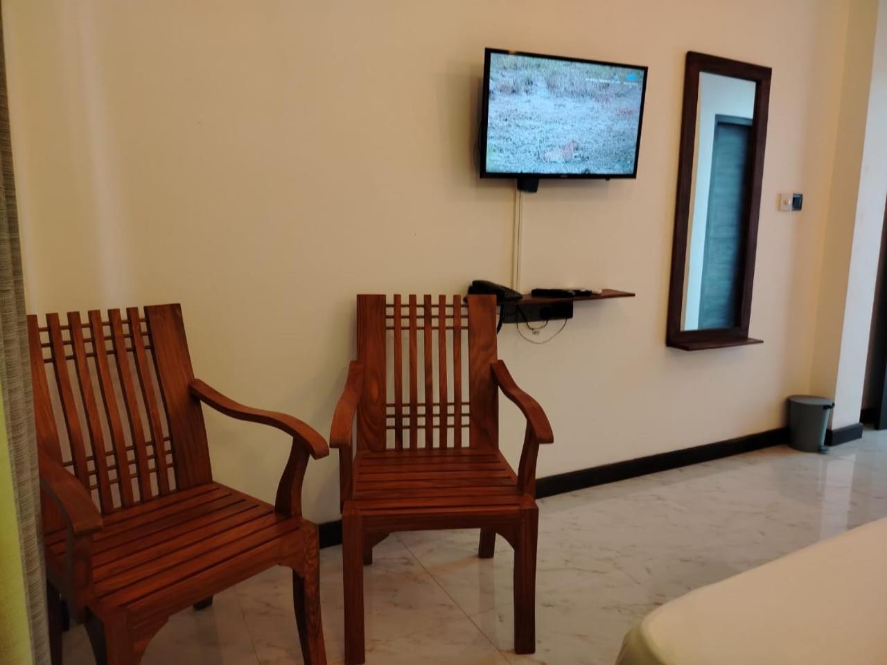 Diora Hotel Ratnapura Buitenkant foto
