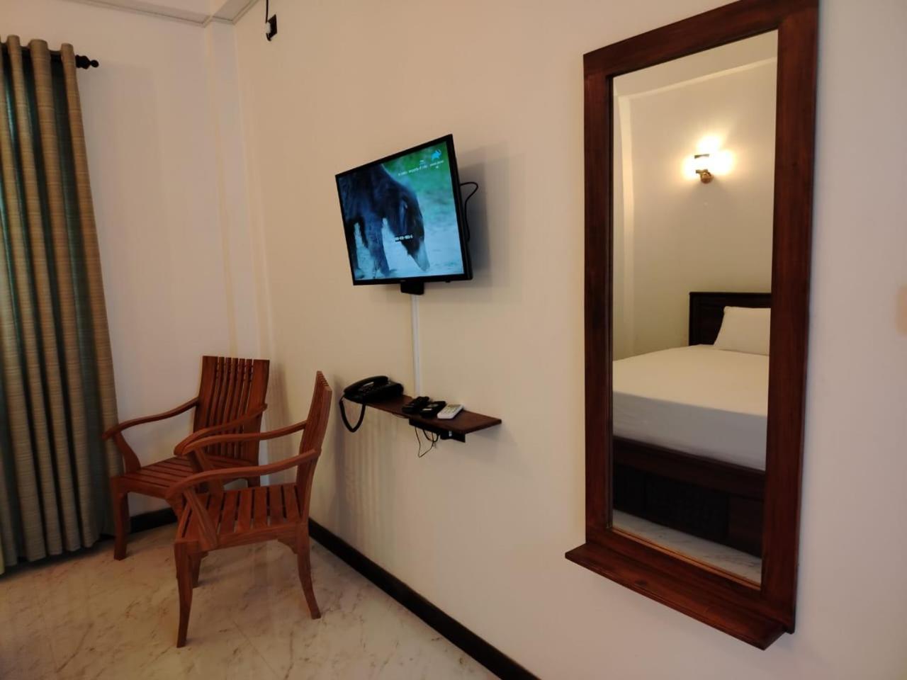 Diora Hotel Ratnapura Buitenkant foto