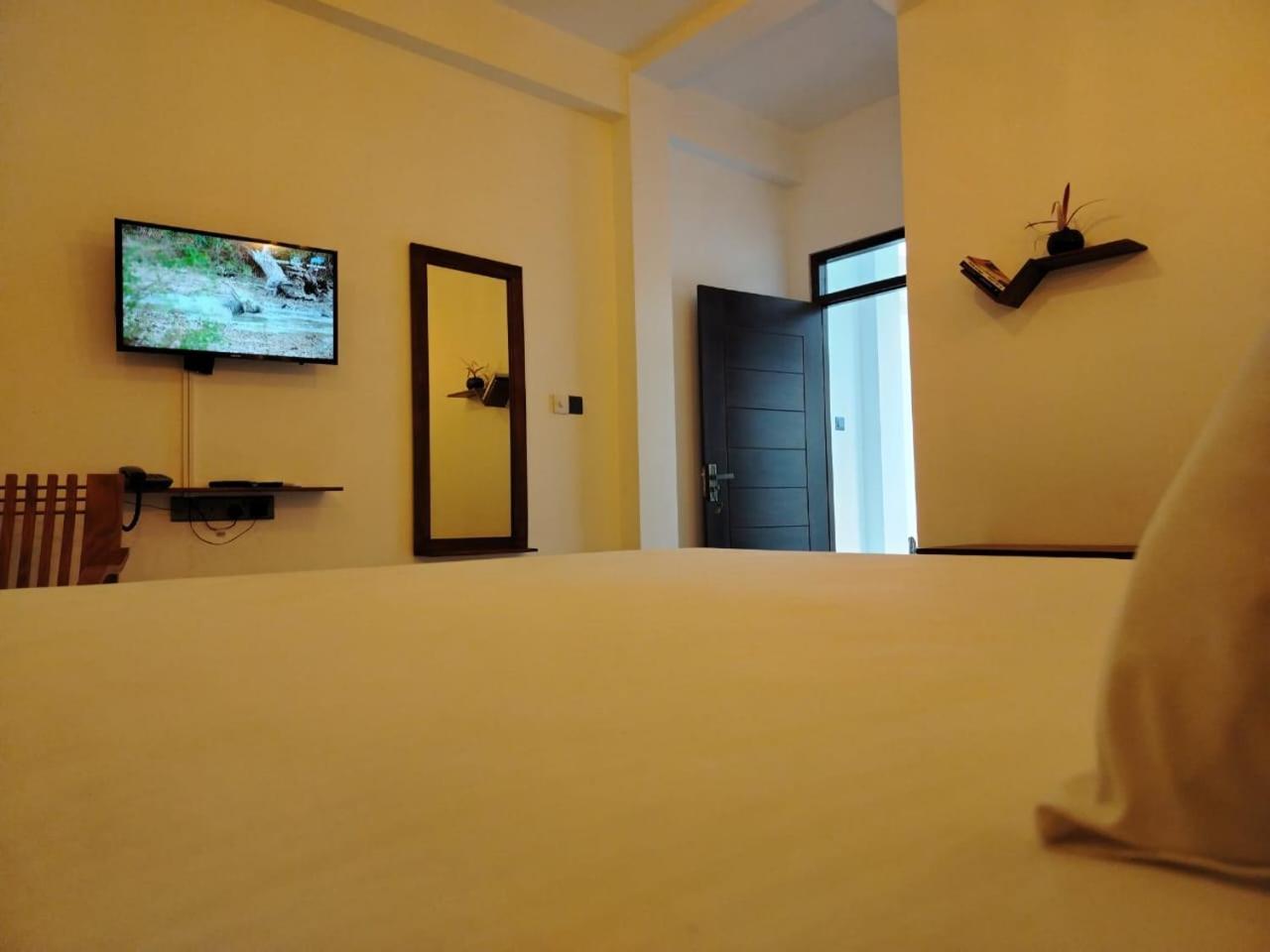Diora Hotel Ratnapura Buitenkant foto