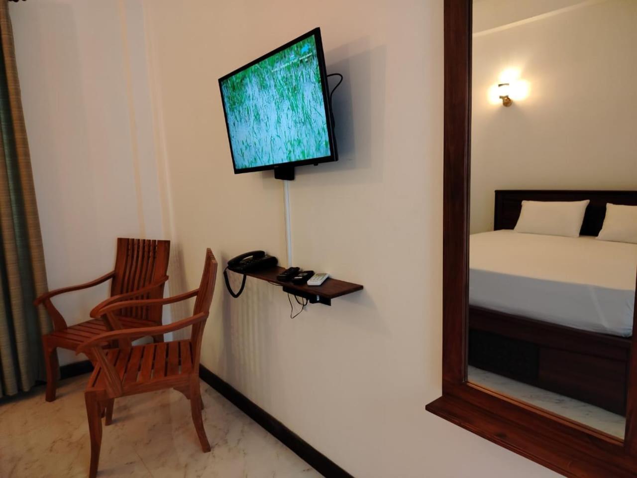 Diora Hotel Ratnapura Buitenkant foto