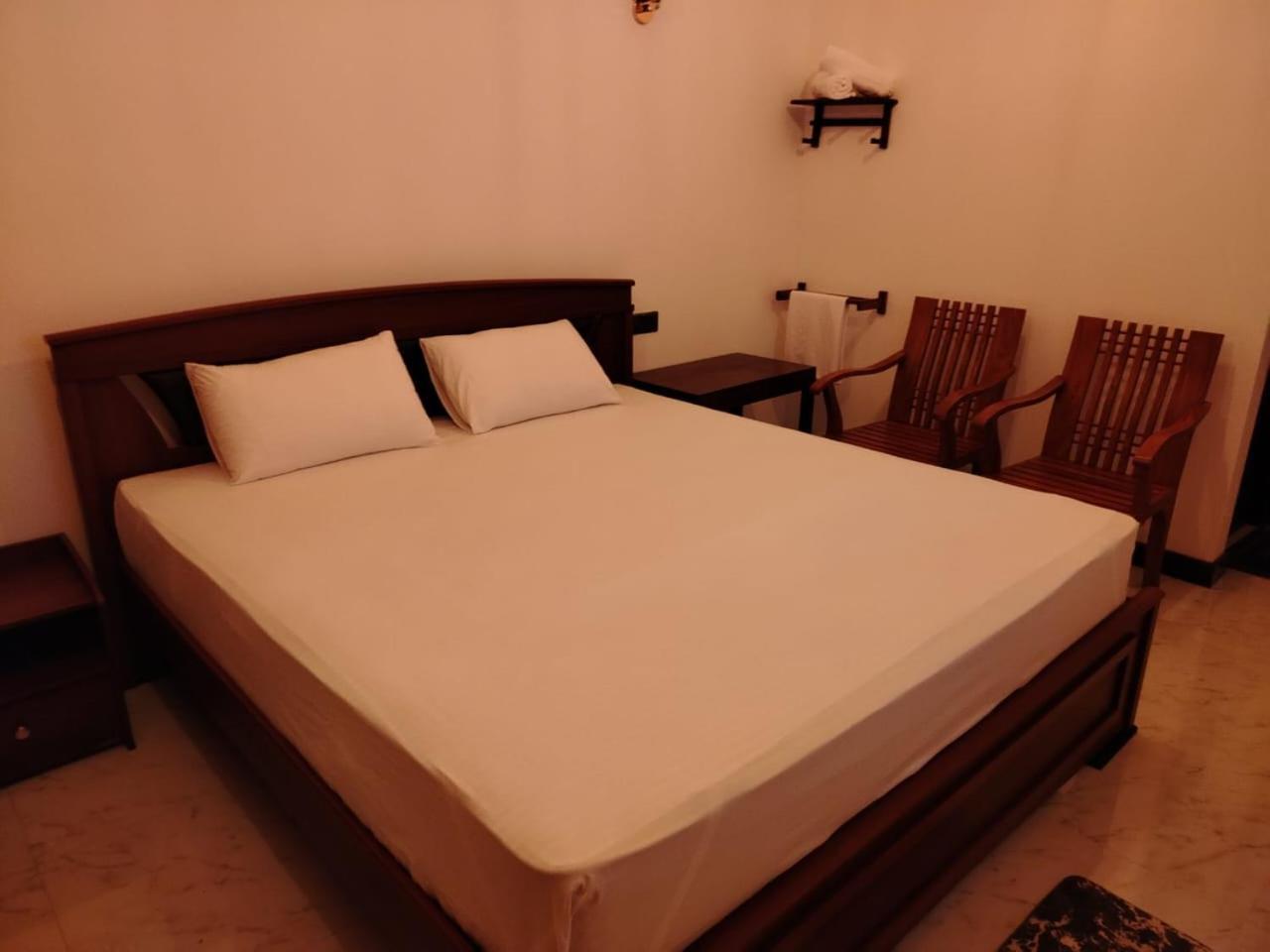 Diora Hotel Ratnapura Buitenkant foto
