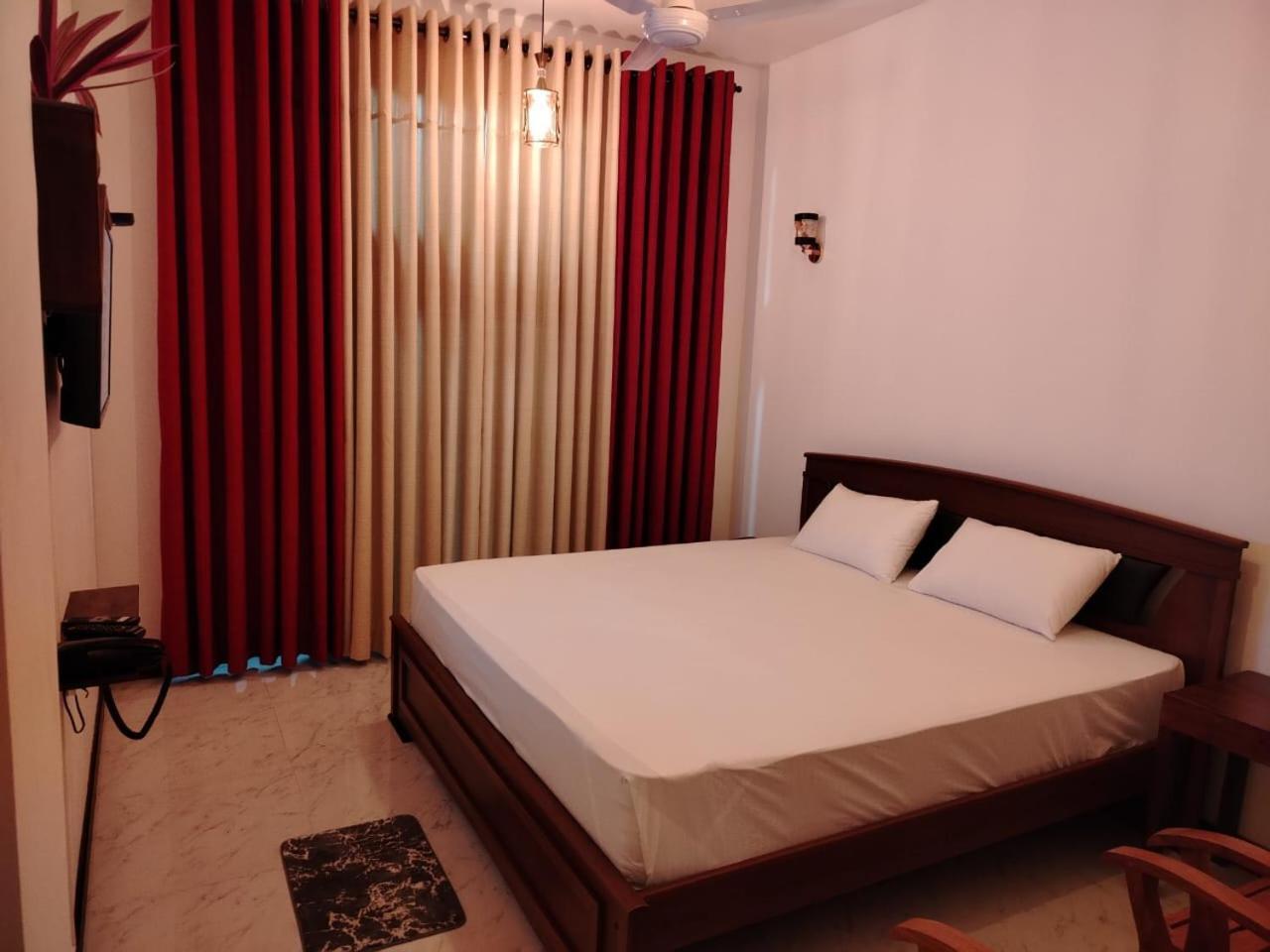 Diora Hotel Ratnapura Buitenkant foto
