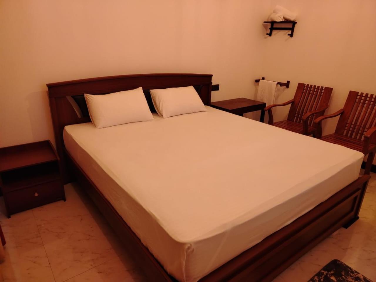 Diora Hotel Ratnapura Buitenkant foto