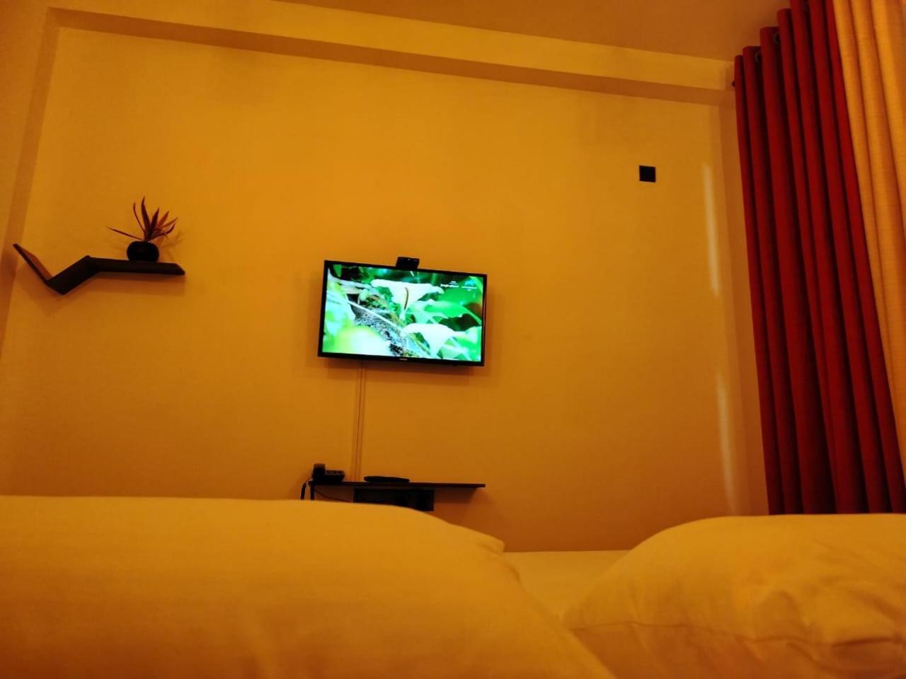 Diora Hotel Ratnapura Buitenkant foto