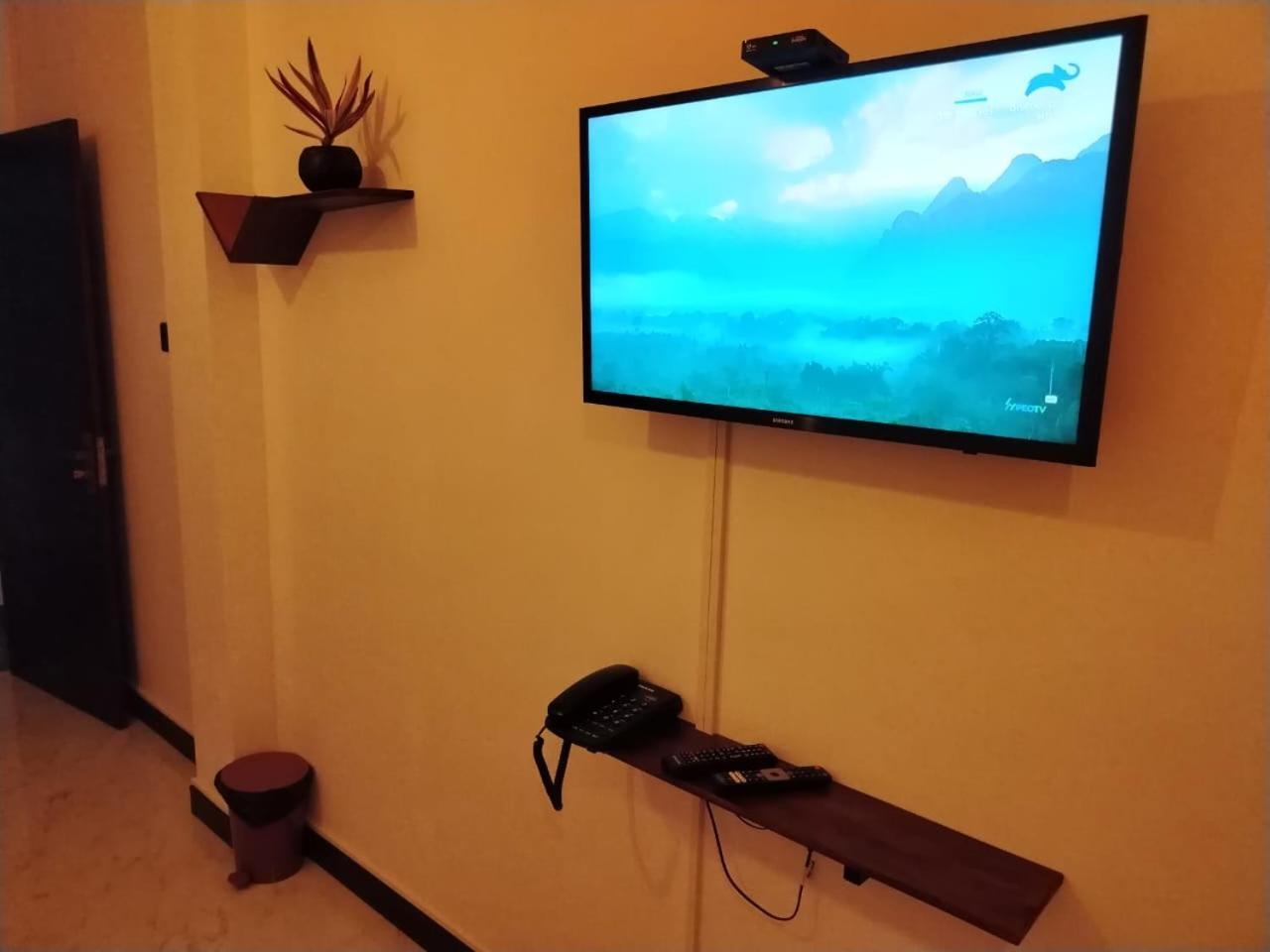 Diora Hotel Ratnapura Buitenkant foto