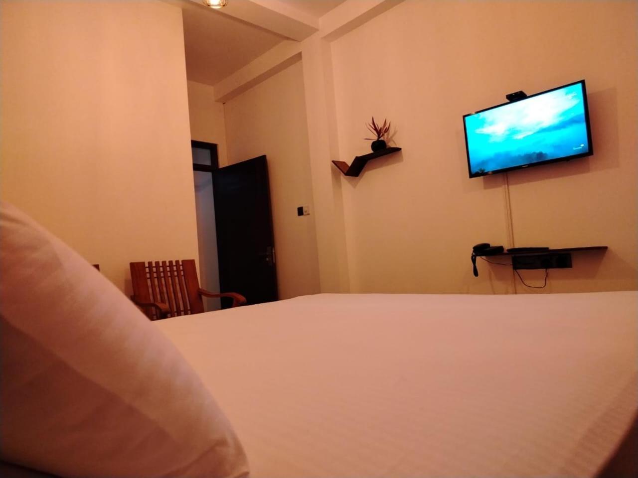 Diora Hotel Ratnapura Buitenkant foto