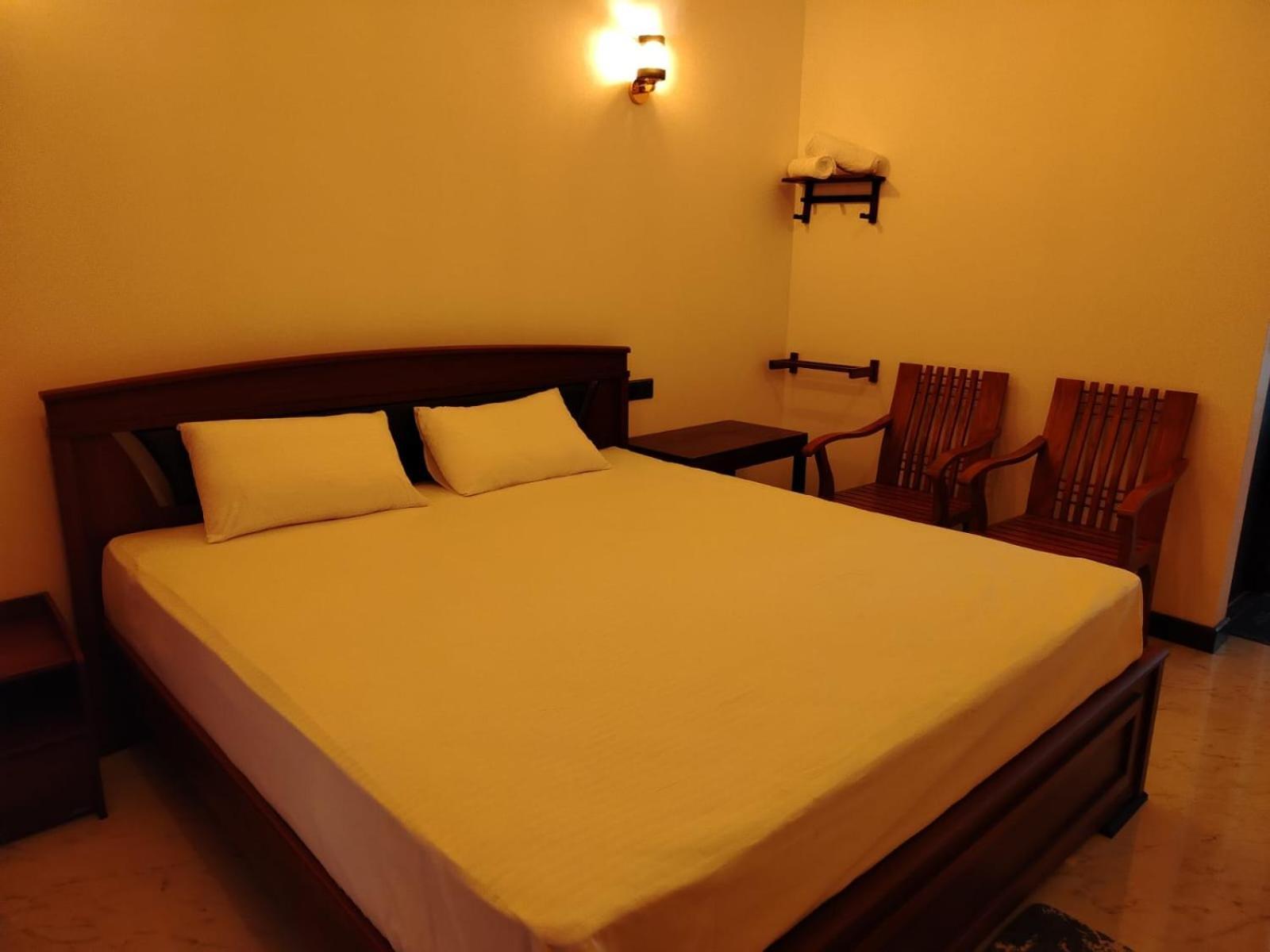 Diora Hotel Ratnapura Buitenkant foto