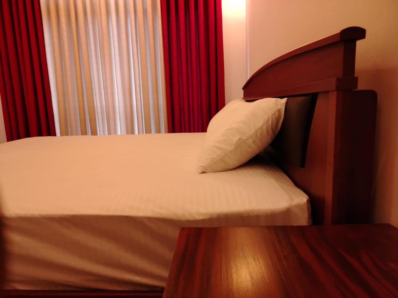 Diora Hotel Ratnapura Buitenkant foto