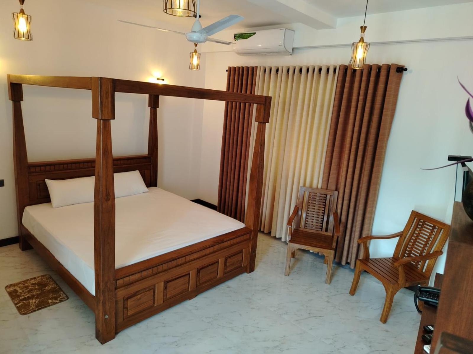 Diora Hotel Ratnapura Buitenkant foto