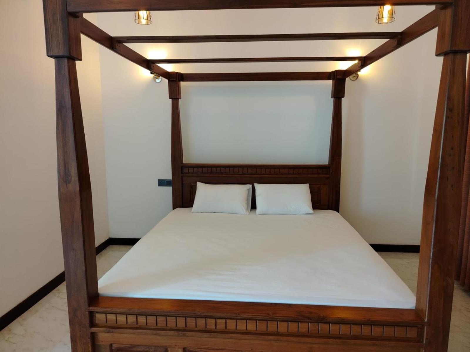Diora Hotel Ratnapura Buitenkant foto