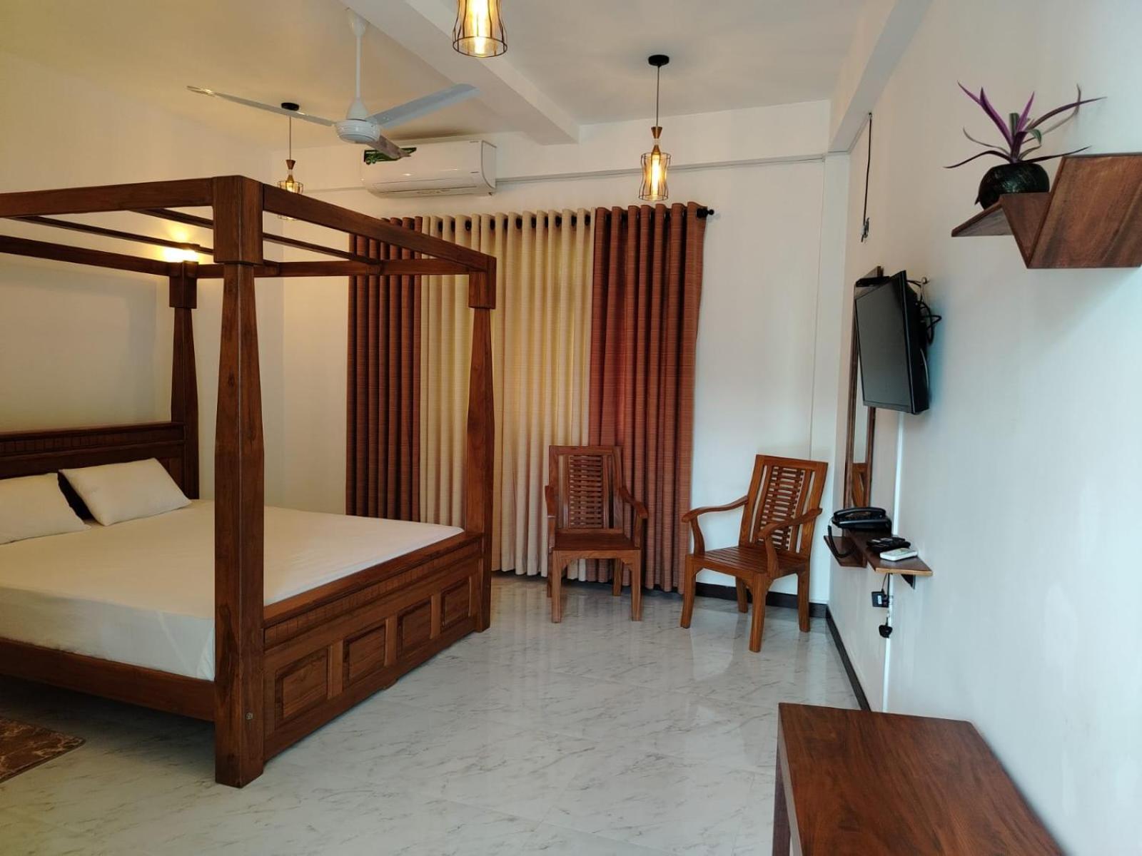 Diora Hotel Ratnapura Buitenkant foto